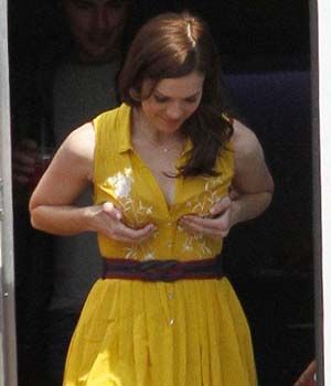 Ups! Mandy Moore Pegang Payudaranya