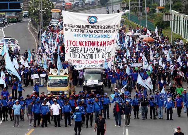 Buruh Blokir Jalan, Lalin di Depan DPR Dialihkan