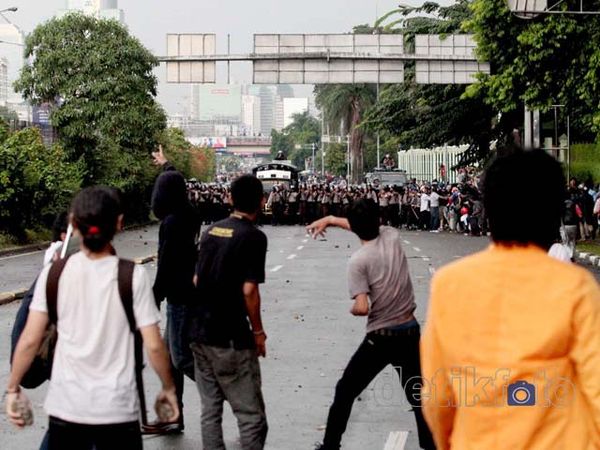 Digencet Ratusan Polisi, Mahasiswa Pilih Mundur