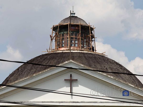 Puncak Kubah Gereja Tua Gambir Diperbaiki