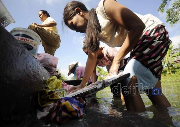 Kekurangan Air Bersih, Warga Mencuci di Sungai