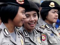 Senyum Manis Polwan Cantik Dinginkan Demo Buruh
