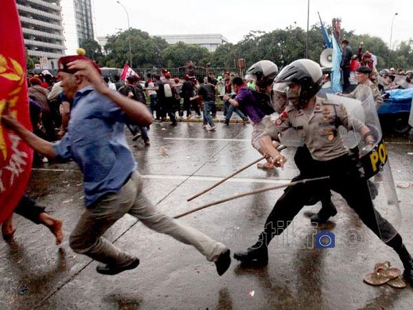 Bukkk..Mahasiswa Sempat Kena Gebuk di DPR