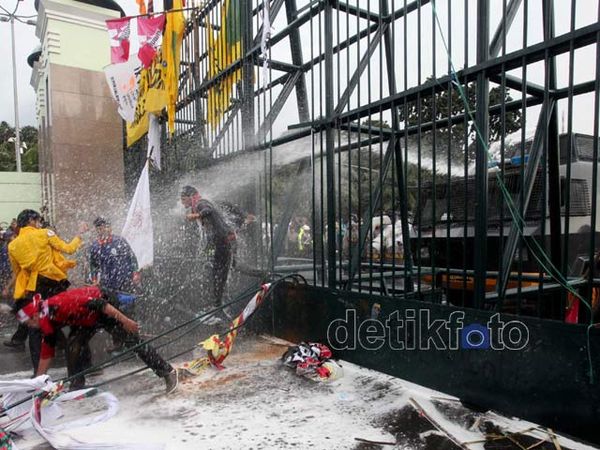 Mahasiswa Jebol Pagar DPR