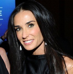Demi Moore Patah Hati Mantan Suaminya Dekati Rihanna