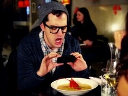 Eat It, Dont Tweet It, Sindiran Buat yang Hobi Tweet Makanan Eat It, Dont Tweet It, Sindiran Buat yang Hobi Tweet Makanan