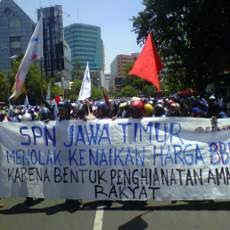 Tolak Harga BBM Naik, Ribuan Buruh Kepung Gedung Grahadi