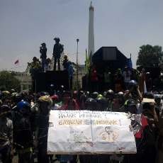 Aksi Tolak Kenaikan Harga BBM di Depan Kantor Gubernur Masih Bertahan