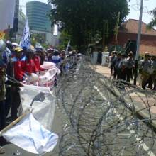 Buruh Rusak Kawat Berduri, Polisi Tembakkan Gas Air Mata