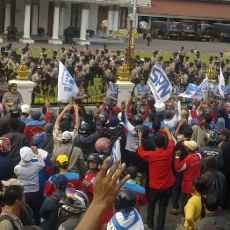 Ratusan Buruh dan Polisi Sempat Nyanyi Iwak Peyek