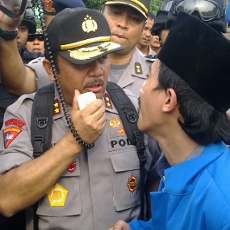 Pasca Rusuh di Depan DPRD Jatim, Kapolda Obati Pengunjuk Rasa yang Terluka