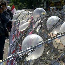 Pagar Kawat Berduri Dipasangi Kondom oleh Buruh