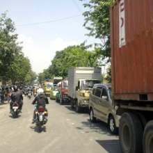 Sweeping Buruh di Tanjungsari Akibatkan Kemacetan Panjang