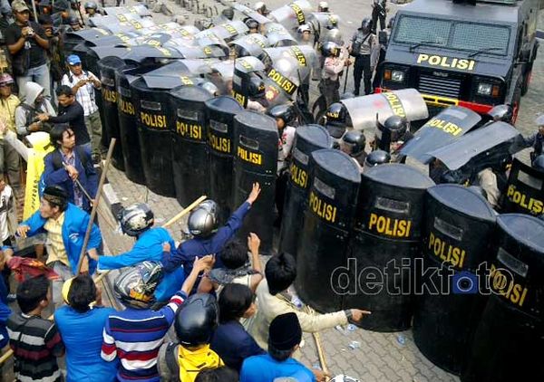 Demo BBM di DPRD Jatim Ricuh