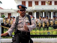 Polisi-Buruh Joget Iwak Peyek
