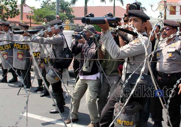 Ditembak Gas Air Mata, Buruh Kocar Kacir