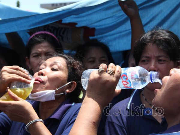 Demo Buruh Tolak BBM Naik Disengat Matahari
