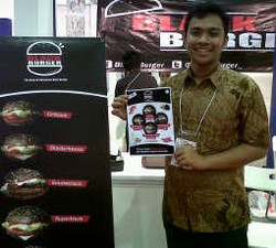 Pemilik Burger Hitam Ini Jadi Pebisnis Berawal dari Kecelakaan