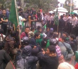 Gliran Massa HMI Gerudug Gedung Sate Demo BBM Naik