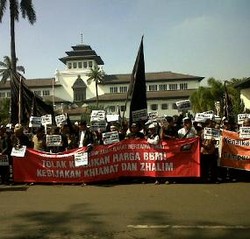 Ribuan Massa HTI Jabar Serukan Tolak BBM Naik