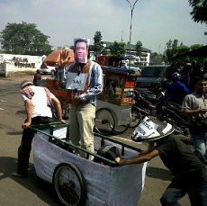 Roda Rongsok Pengangkut SBY Diarak KM ITB