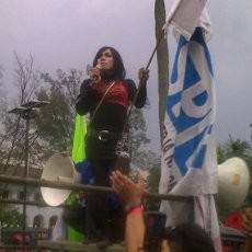 Waria Orasi Ramaikan Aksi Tolak BBM Naik di Bandung