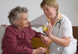 Yang Perlu Diperhatikan Jika Memberi Obat untuk Lansia