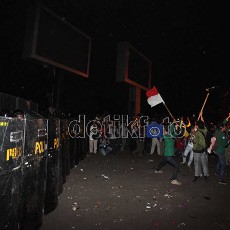 Demonstrasi di DPR Sisakan Batu, Bambu & Pecahan Beling