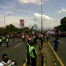 Diblokir Buruh, Tol Dalam Kota Lumpuh!