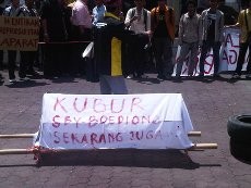 Ratusan Mahasiswa Blokir Jalan Laksda Adisucipto Yogyakarta