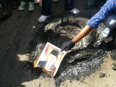 Tolak Kenaikan BBM, Mahasiswa Makassar Bakar Foto SBY