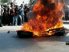 Demo BBM di Semarang Ricuh, Mahasiswa Bakar-bakar di Jalan Pantura Jateng
