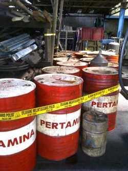 Polisi Sita 209 Liter Bensin & 16 Drum Solar di Pasar Minggu