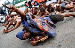 Mahasiswa Tutup Jalan Pemuda, Pom Bensin Dijaga Polisi