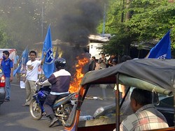 Mahasiswa Blokir Jl Diponegoro, Lalin Bundaran HI- Salemba Tersendat