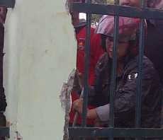 Perempuan Berlipstik Merah Semangat Melinggis Gerbang DPR 