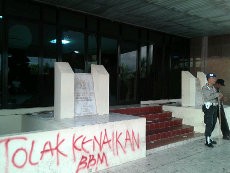 Mahasiswa UIT Rusak Kantor DPRD Sulsel