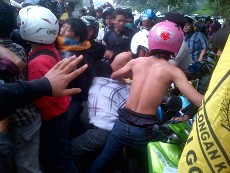 Mahasiswa Anti BBM Naik & Polisi Bentrok di Istana Bogor