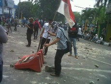 Polisi Terbirit-birit Dikejar Mahasiswa Anti Kenaikan BBM di Medan