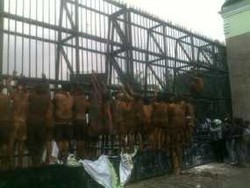 Manusia Lumpur Gerayangi DPR