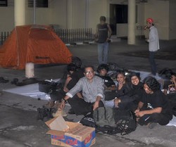 Tolak Kenaikan BBM, Mapala Unhas Nginap di DPRD Sulsel