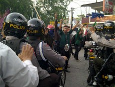 Siap Bentrok, Mahasiswa & Polisi Medan Malah Saling Tos Jempol