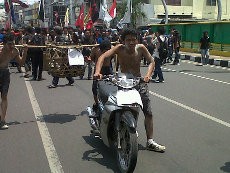 Hujan Bubarkan Demo Mahasiswa Medan