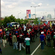  Tol Dalam Kota Diblokir Buruh, Banyak Mobil Terjebak