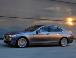 BMW Sarankan Pemilik Seri 5 dan 6 Parkirkan Mobil di Luar 