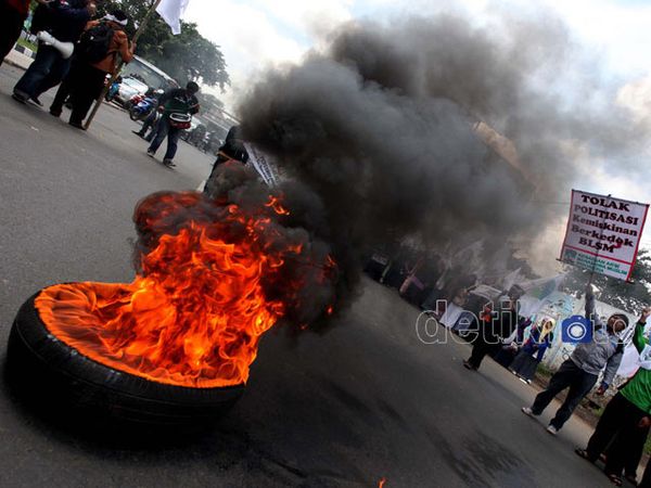 Mahasiswa Bakar Ban & Kuasai Jalan Pemuda