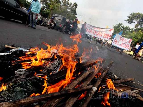 Mahasiswa Kembali Blokir Salemba