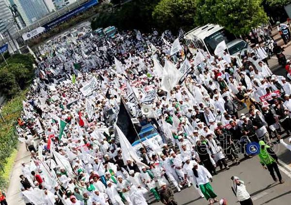 Ribuan Orang Jalan Kaki HI-Istana Tolak BBM Naik
