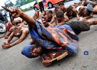 Manusia Lumpur Gerayangi DPR