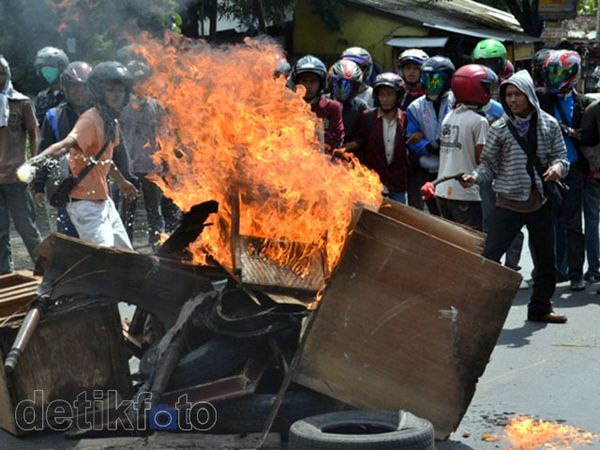 Mahasiswa Tolak BBM Naik, Pantura Rusuh Mahasiswa Tolak BBM Naik, Pantura Rusuh
